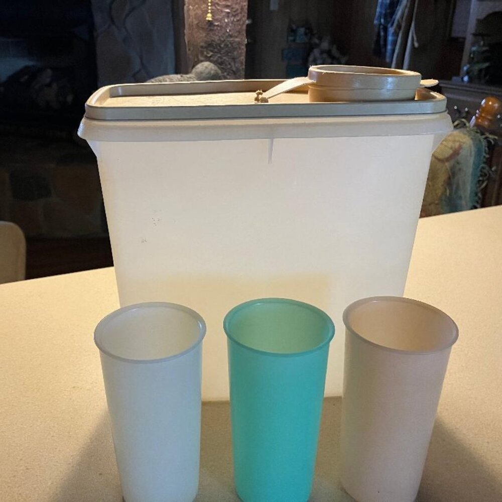 Vintage Tupperware Juice Container Plus Three Juice Glasses